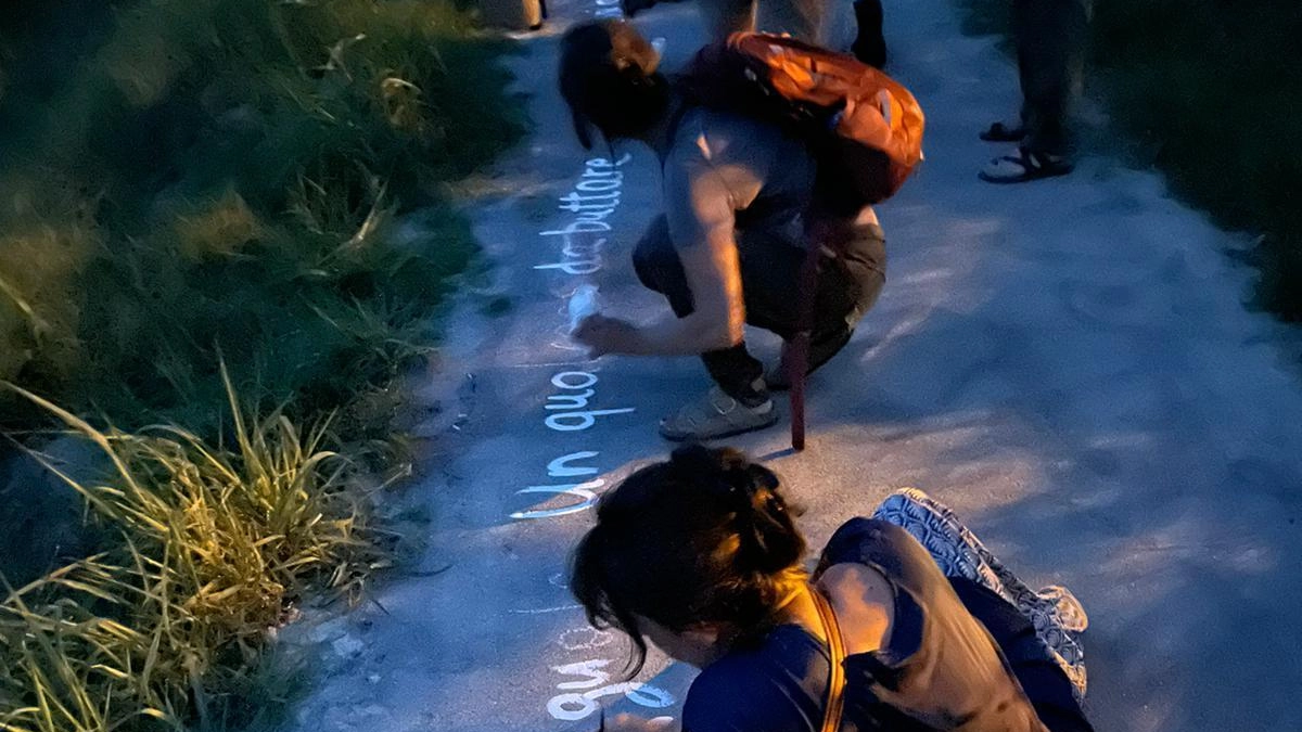 Proteste per le scritte sulla ciclabile  Ma è un’opera d’arte pubblica