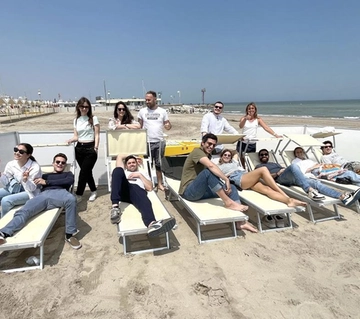 Rimini, assalto in spiaggia "L’estate è già iniziata"