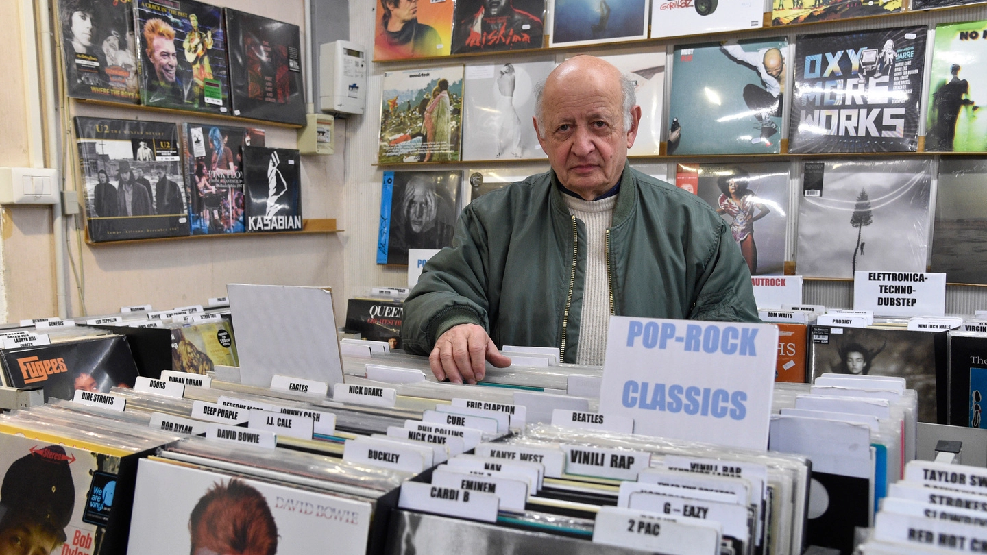 Mario Nardi, 75 anni, nel suo negozio di dischi in corso della Repubblica a Macerata