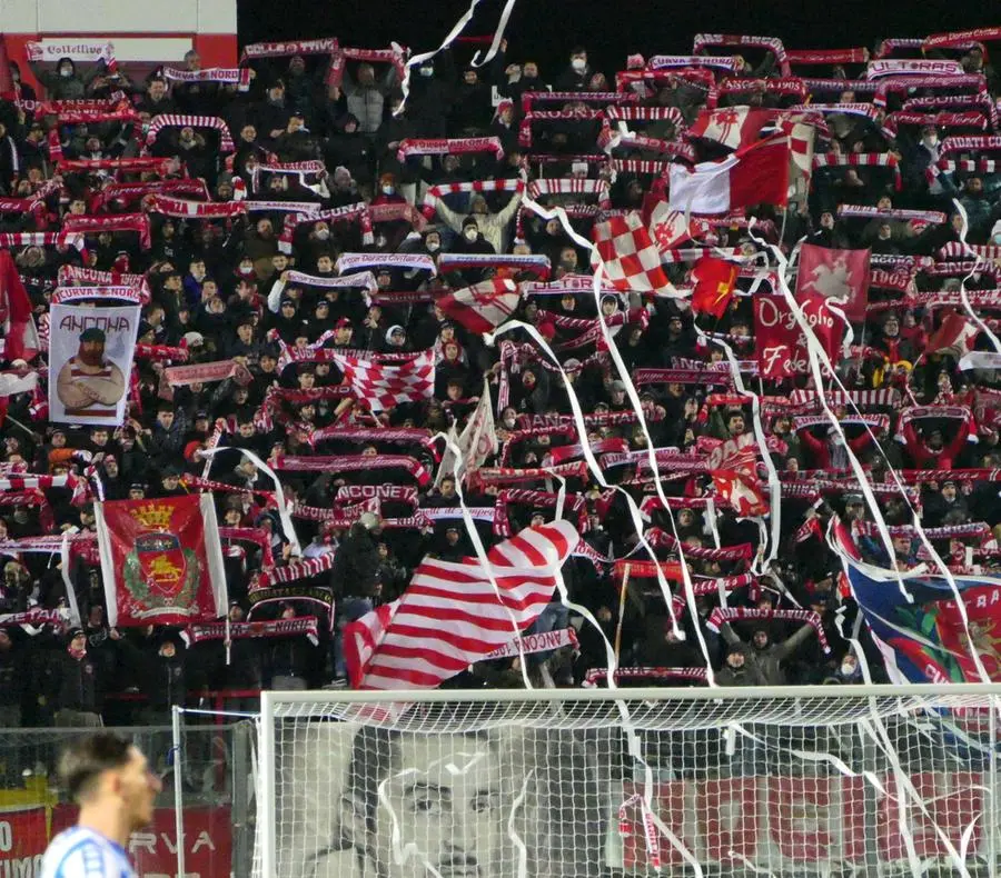 IL TIFO ORGANIZZATO A PESCARA – Dalla Curva a “Tutto lo Stadio