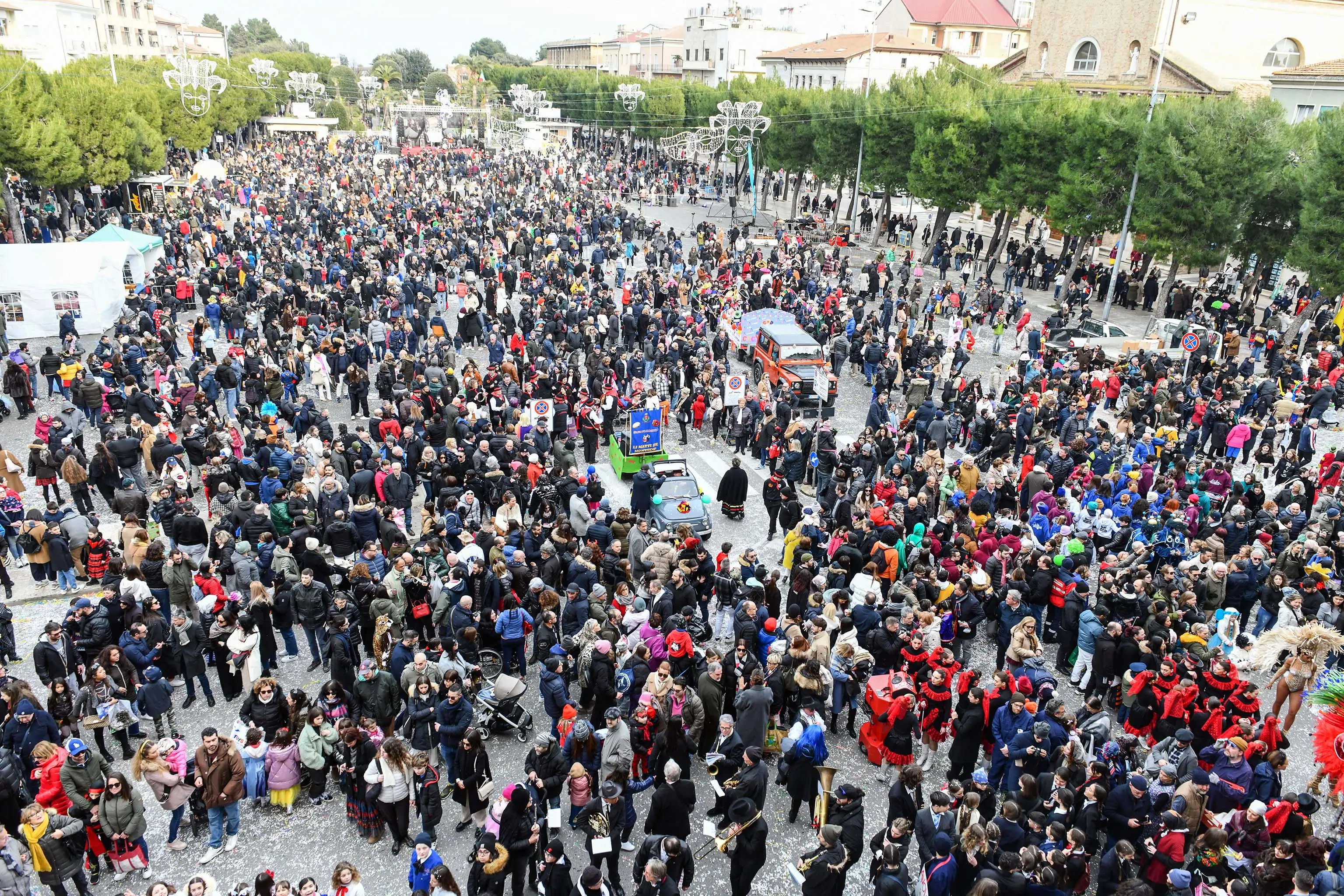 Civitanova Marche: al Centro Sociale ANCeSCAO si festeggia il Carnevale con  l'antico Gioco della Pentolaccia