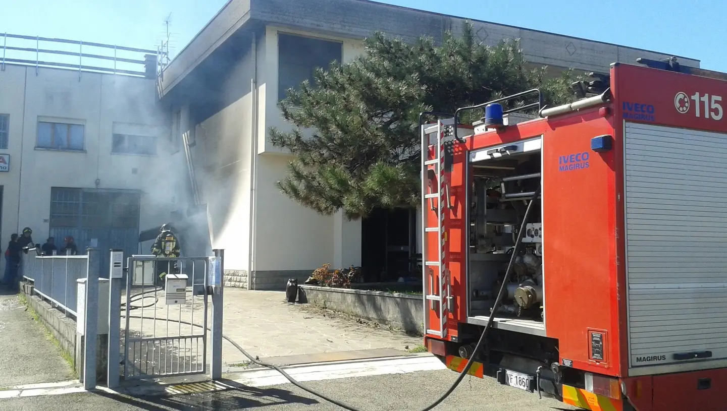 Incendio devasta garage