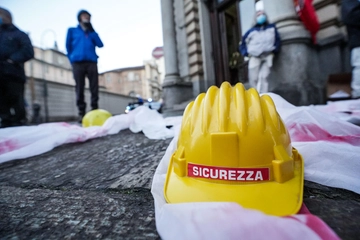 Incidente sul lavoro, operaio schiacciato da un portone durante trasloco: muore sul colpo