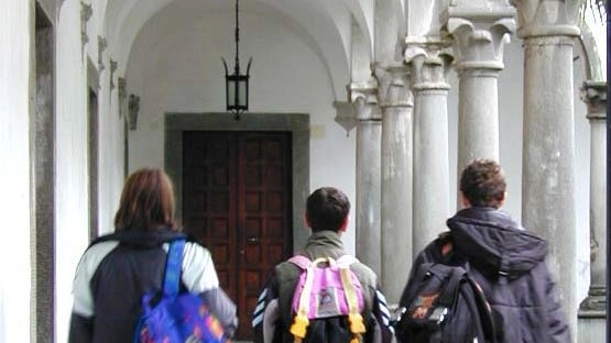 Violenza sessuale a scuola: bidello ai domiciliari