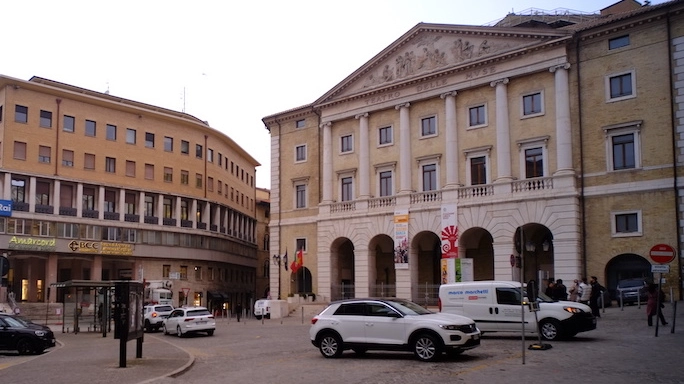 La centralissima piazza della Repubblica, davanti al teatro delle Muse: restyling da 25mila euro