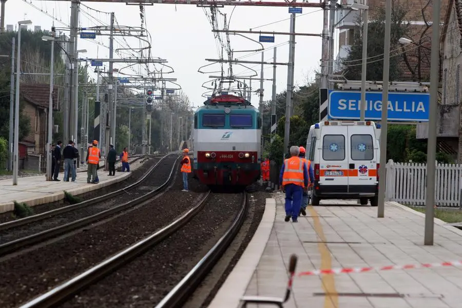 Investito e ucciso dal treno tra Marzocca e Senigallia, forti ritardi