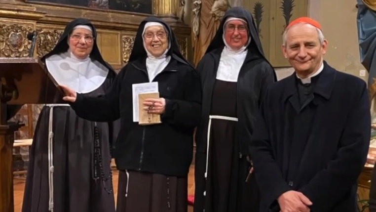 L’arcivescovo Matteo Zuppi con le suore clarisse francescane nel monastero del Corpus Domini