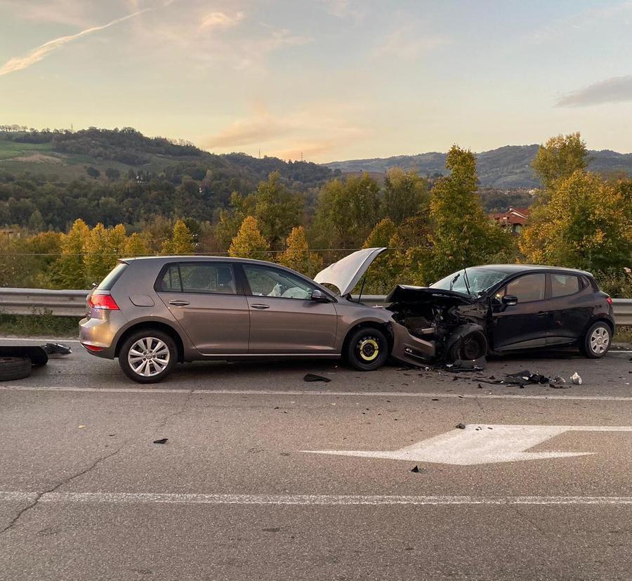 Scontro Frontale Tra Auto: 4 Feriti, Grave Una 22enne