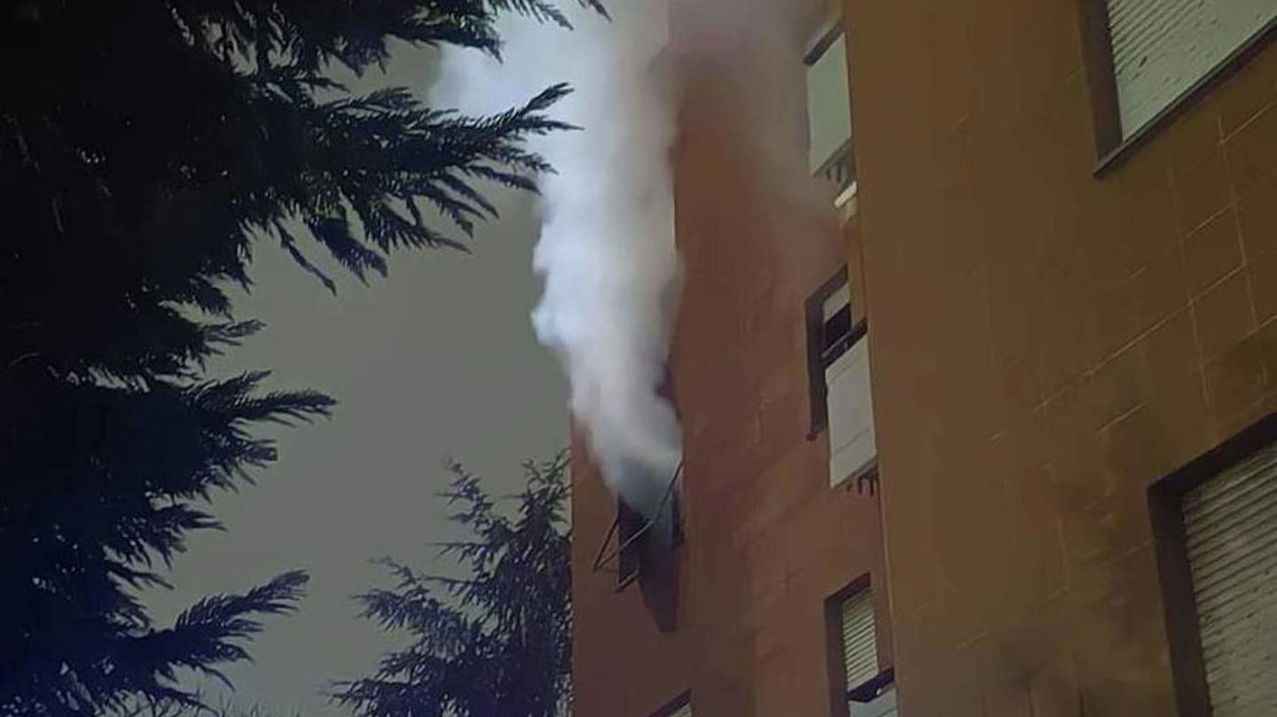 La colonna di fumo esce dalla camera da letto dell'appartamento al terzo piano