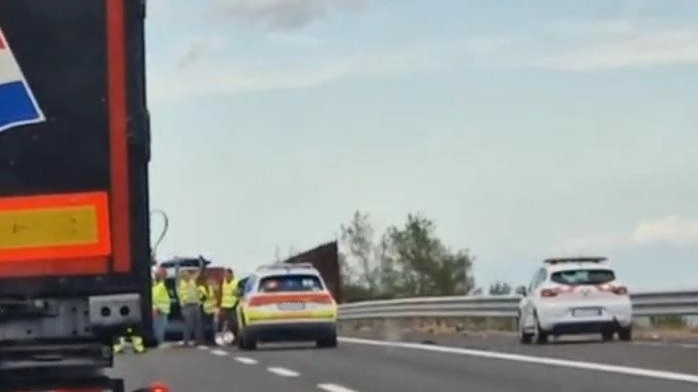 Attraversa a piedi  l’A14 e viene travolto