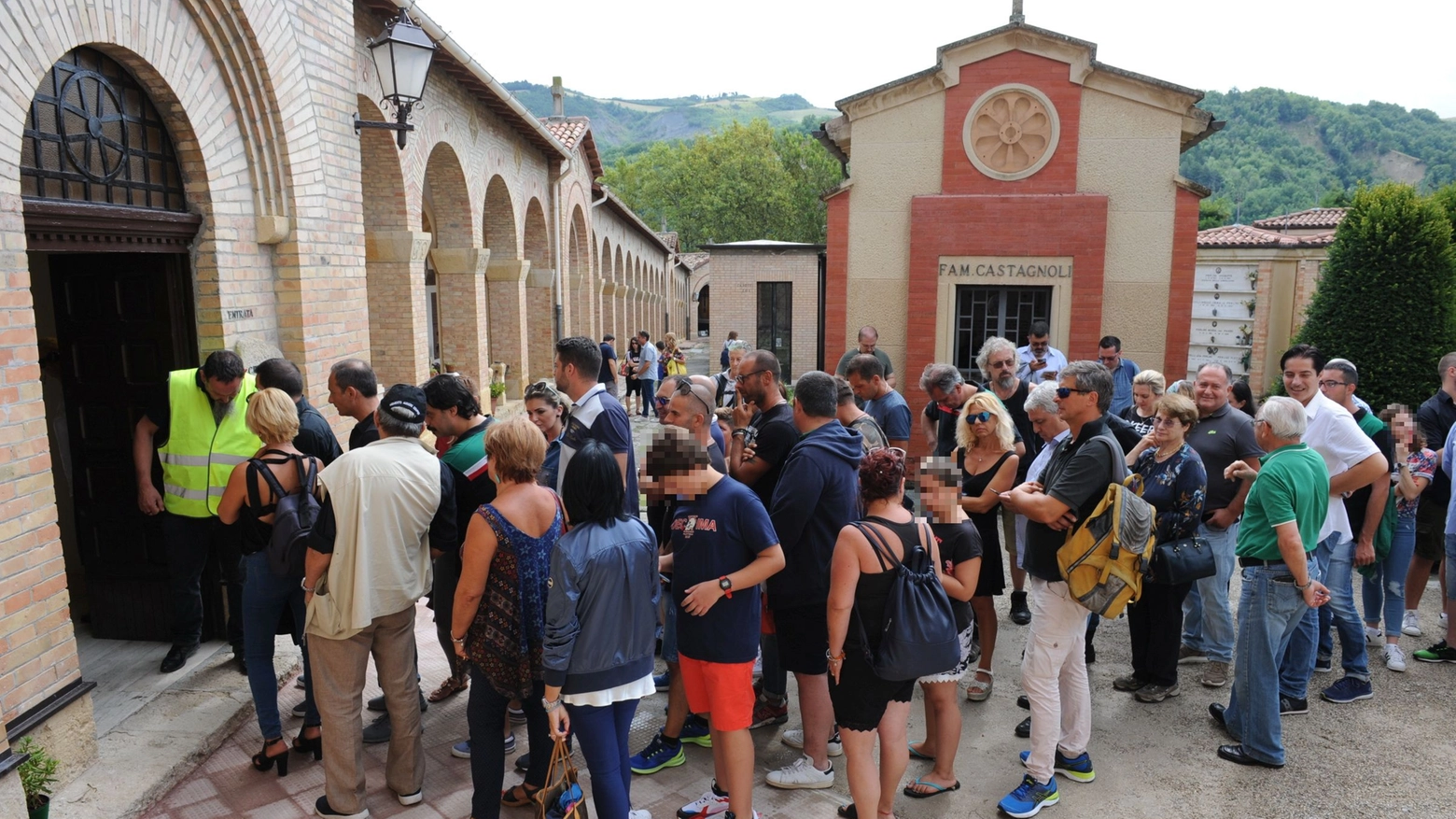 Predappio, in fila per entrare nella cripta Mussolini (Foto Frasca)