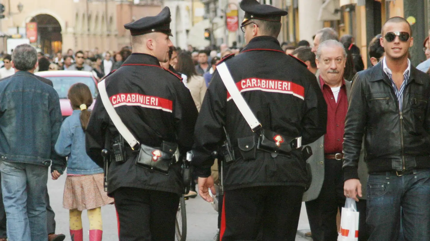 Il Bambino Apre Il Blocco Bambini Sul Cassetto Chiuso Dell'armadio. Bimbo  Immagine Stock - Immagine di mano, ragazzo: 276813565