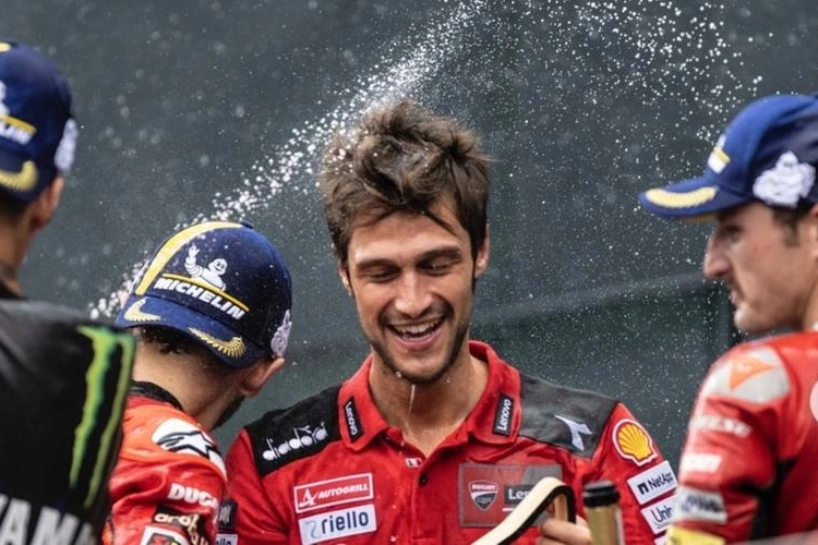 Al centro, Andrea Giavarini festeggia con i piloti Ducati