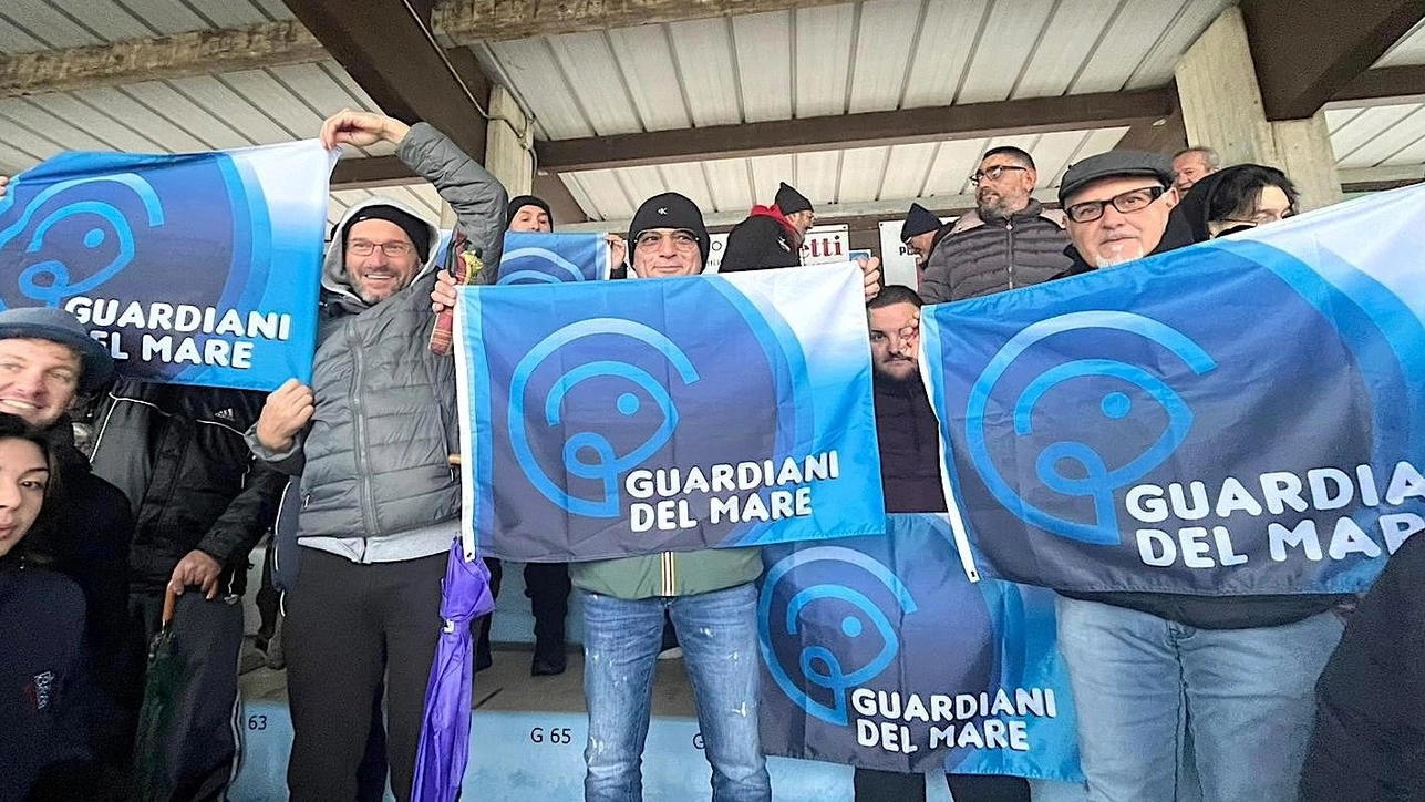 La protesta dei pescatori nello stadio di Porto Tolle, in Veneto