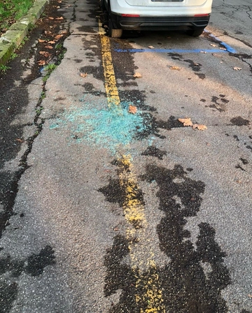 Ancora vandali contro le auto: vetri in frantumi con una grata