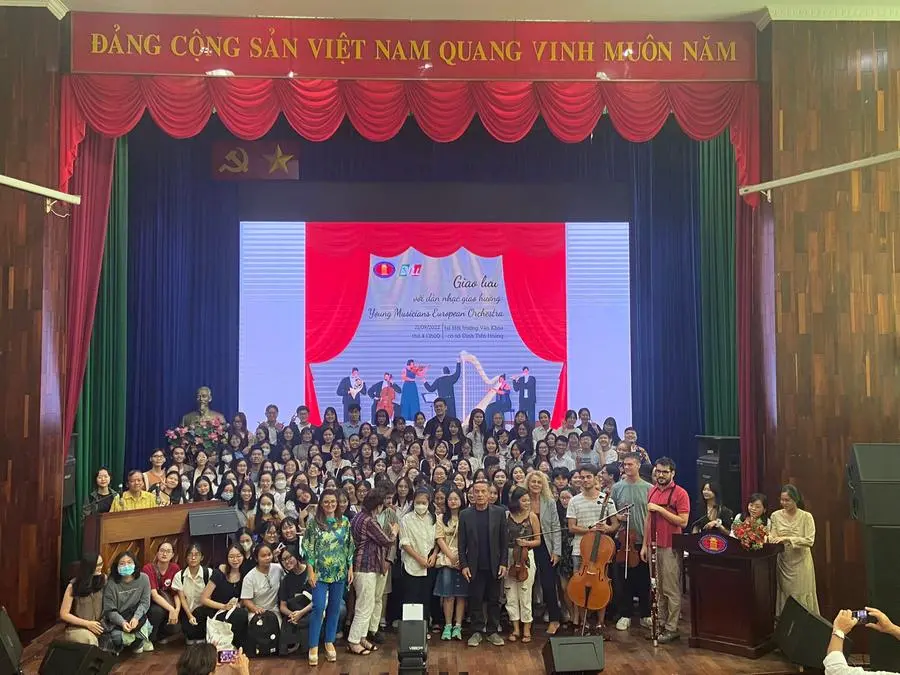 Young Musicians European Orchestra in Vietnam, la lezione del maestro Olmi all'università