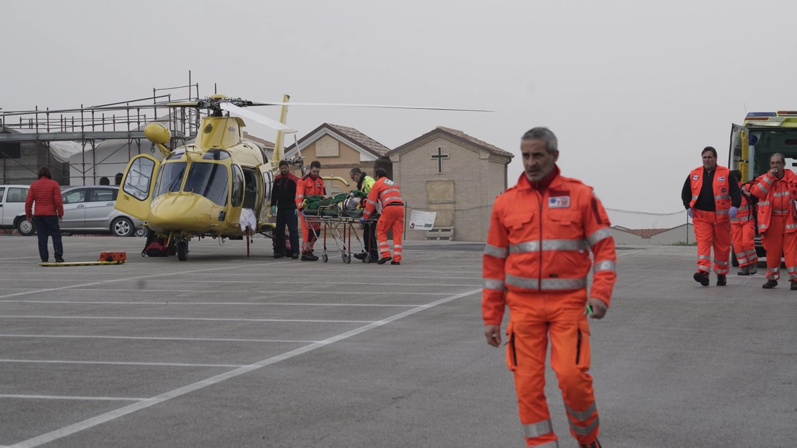 I soccorsi all'uomo caduto mentre potava una pianta (foto Zeppilli)