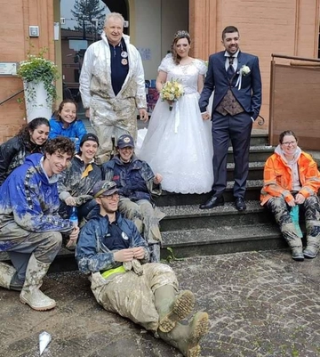 Alluvione in Valsamoggia, acqua e fango non fermano il matrimonio