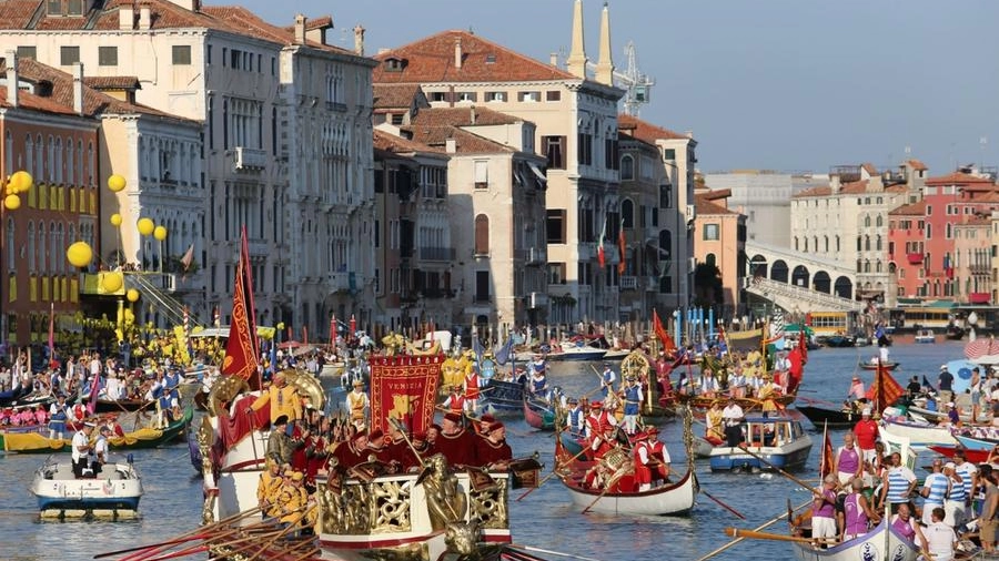 L'evento storico più atteso dell'anno si aprirà con il corteo delle imbarcazioni cinquecetesche lungo il Canal Grande. Sfida internazionale delle università e il pdf dell'ordinanza sicurezza