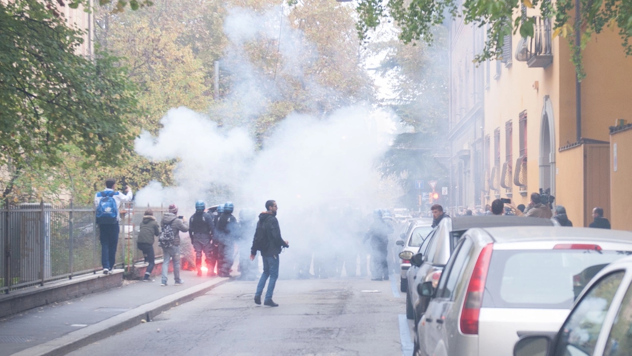 Scontri e tensione in zona universitaria a Bologna (foto Schicchi)