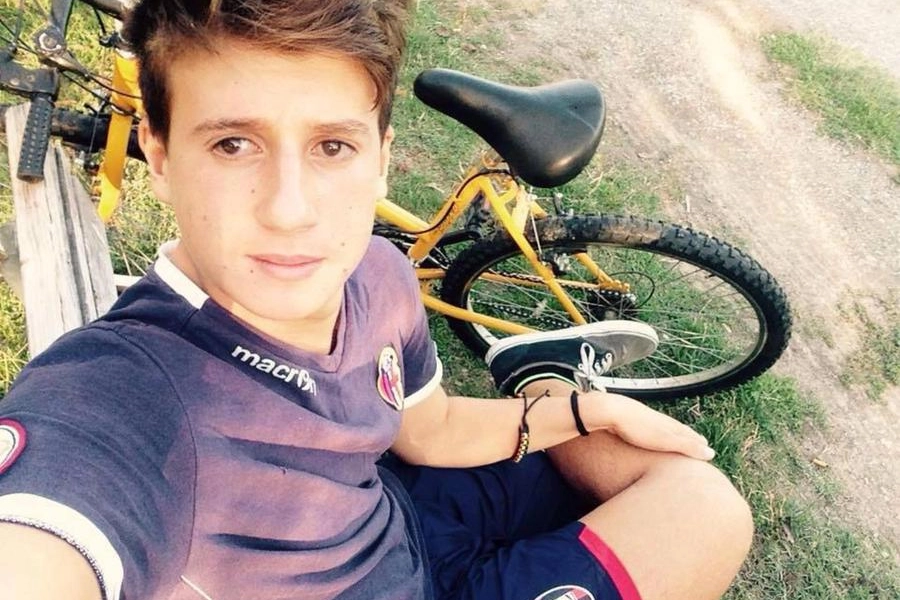 Davide Ferrerio con la maglia del suo Bologna