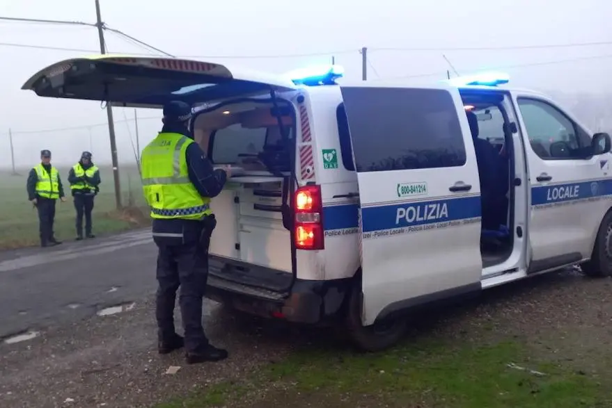 Due uomini si aggirano in bici in modo sospetto. Fermati dalla polizia:  erano irregolari in Italia