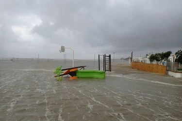 Maltempo ai lidi di Ferrara: il mare travolge gli stabilimenti