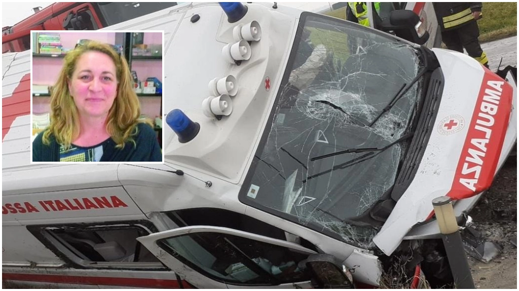 L’ambulanza distrutta a causa dello schianto a San Pietro in Casale. Nel riquadro Monica Amidei, 57 anni, era titolare del bar tabaccheria ’Gio Bar’, nel centro di Galliera