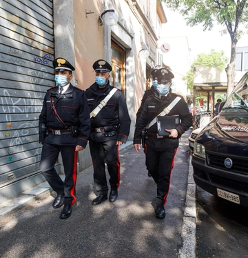 Tenta la rapina armato di coltello Messo in fuga dalla farmacista