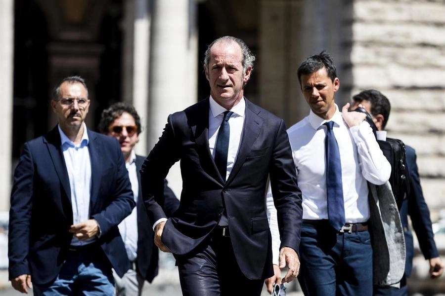 Il presidente della Regione Veneto, Luca Zaia, davanti a palazzo Chigi