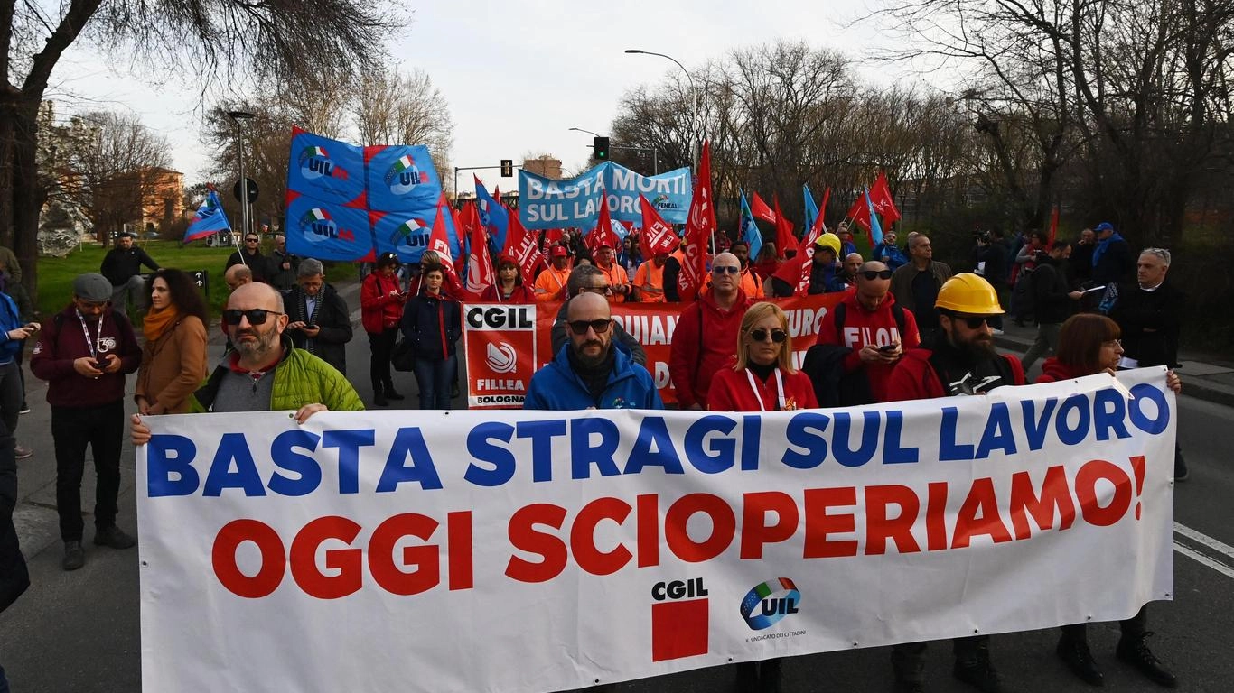 Sciopero di Cgil e Uil. Fischietti di rabbia per la tragedia di Firenze: "Basta morti sul lavoro"
