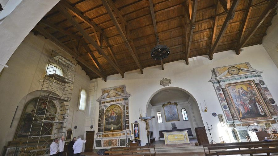 Pronti i tiranti per la Pieve di Candelara  Don Cernuschi: "Lo Stato faccia la sua parte"    