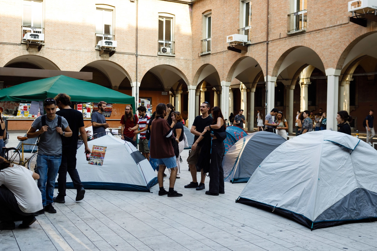 Tende davanti al Rettorato per protestare contro il caro affitti in città