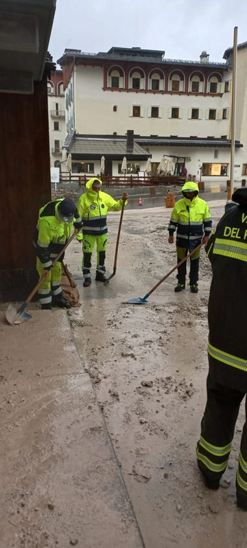 Maltempo Belluno, colata di detriti sopra Cortina: 70 persone evacuate da case e alberghi