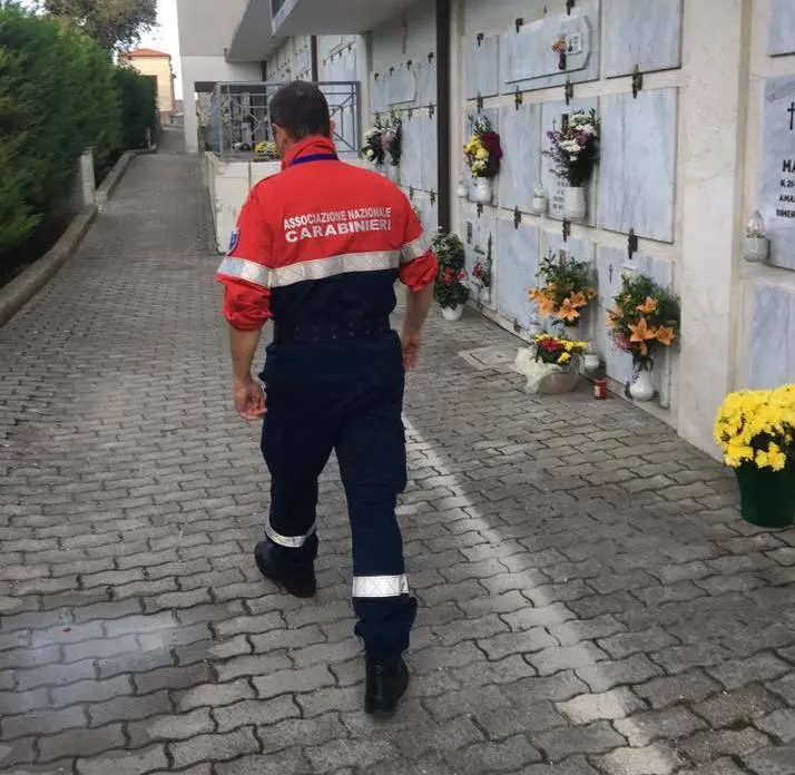 Ladri in azione, nei cimiteri rubati lumini e fiori