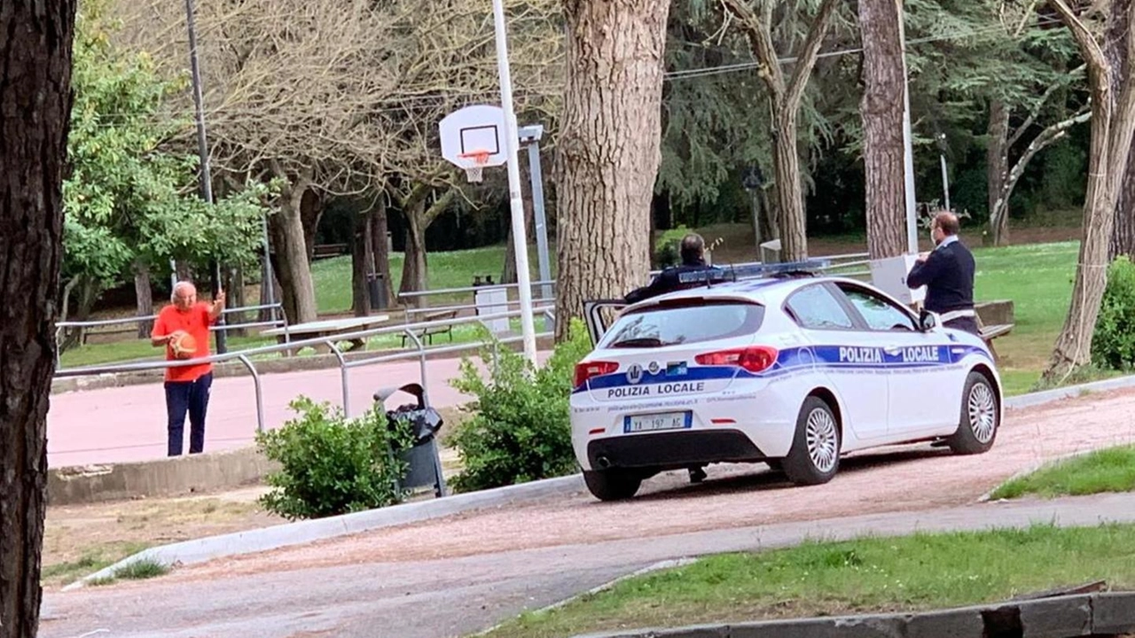 L’ingegnere Erminio Nobili proprio non ce la fa a stare in casa, tante multe