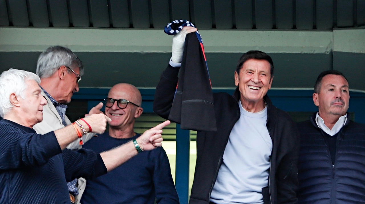 Gianni Morandi al Mapei Stadium di Reggio Emilia per Sassuolo - Bologna (Ansa)