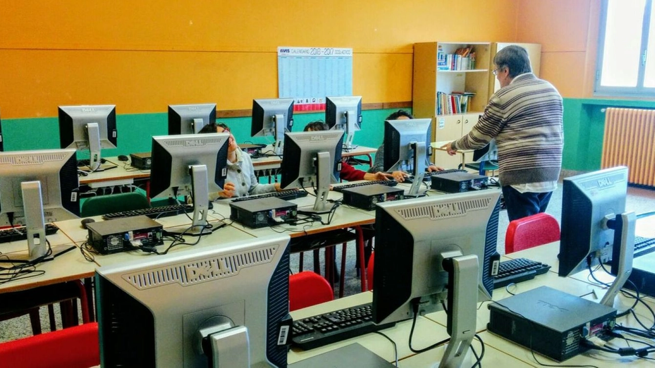 Un’aula di informatica: le scuole non trovano professori per insegnare la materia