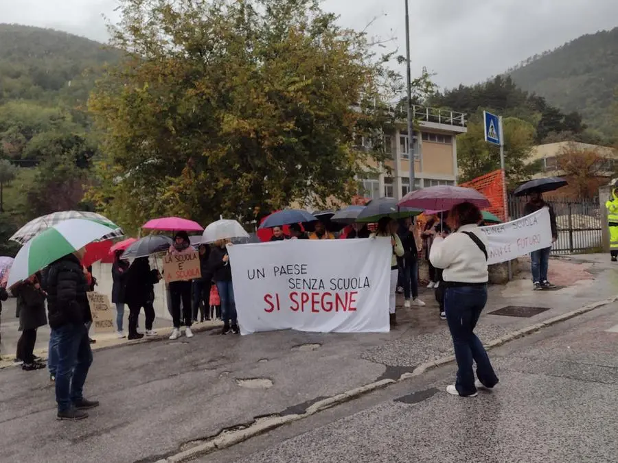 Serra San Quirico, genitori in rivolta per la scuola imprigionata nel cantiere da due anni