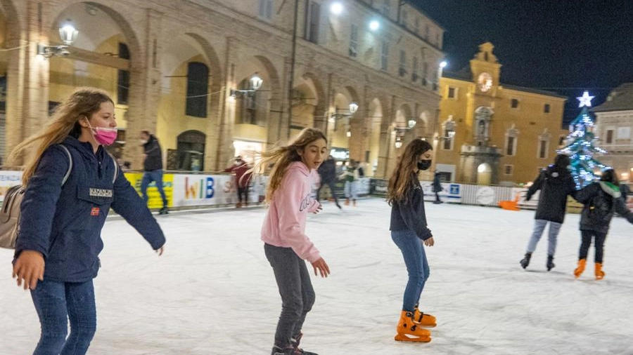 Natale 2022, il programma a Fermo: pista di ghiaccio, luci e anche il Santa Claus bus