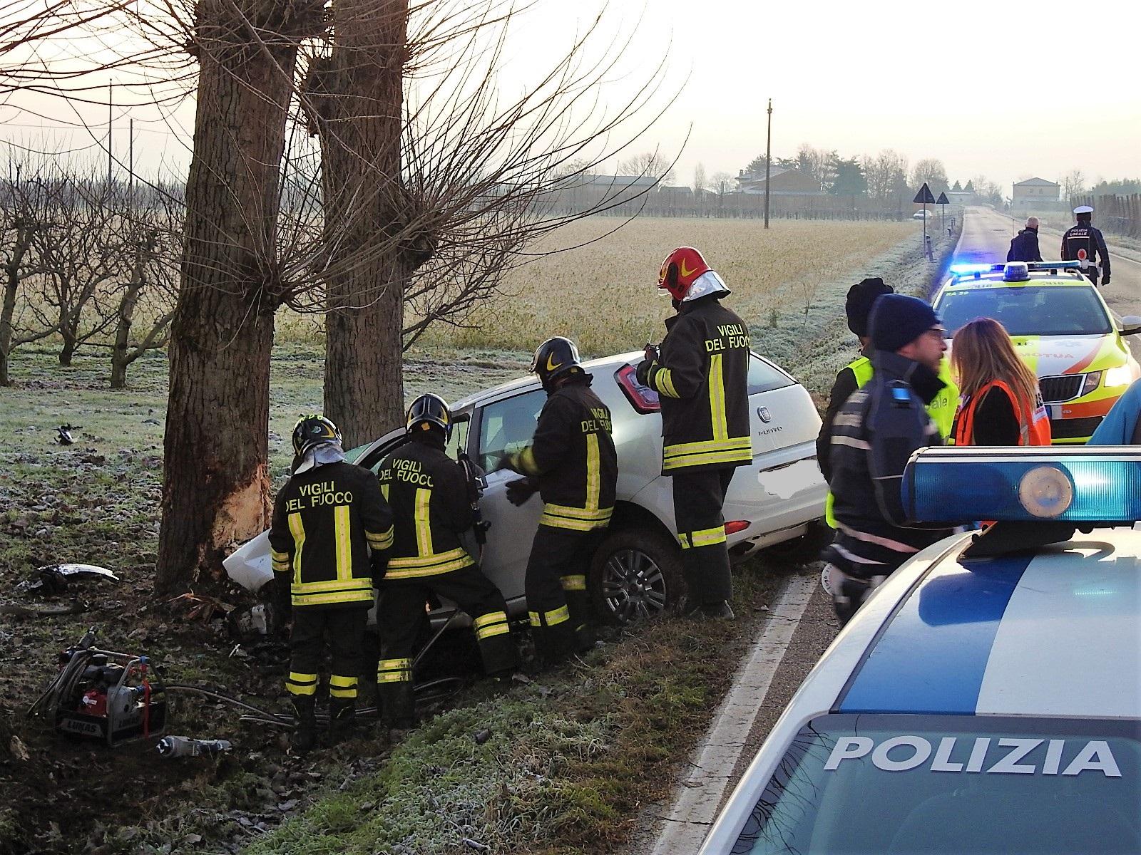 Incidente Alfonsine Oggi Esce Di Strada Con L Auto E Muore