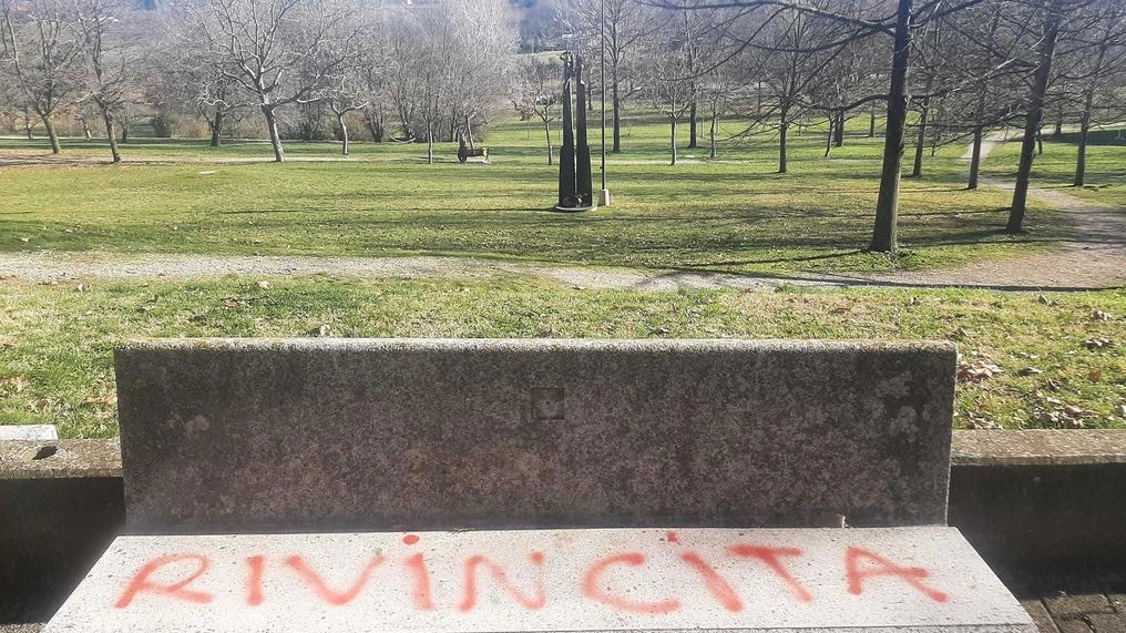 Il raid vandalico: "‘Rivincita’ è arte". Ma l’autore delle scritte rischia un conto salato