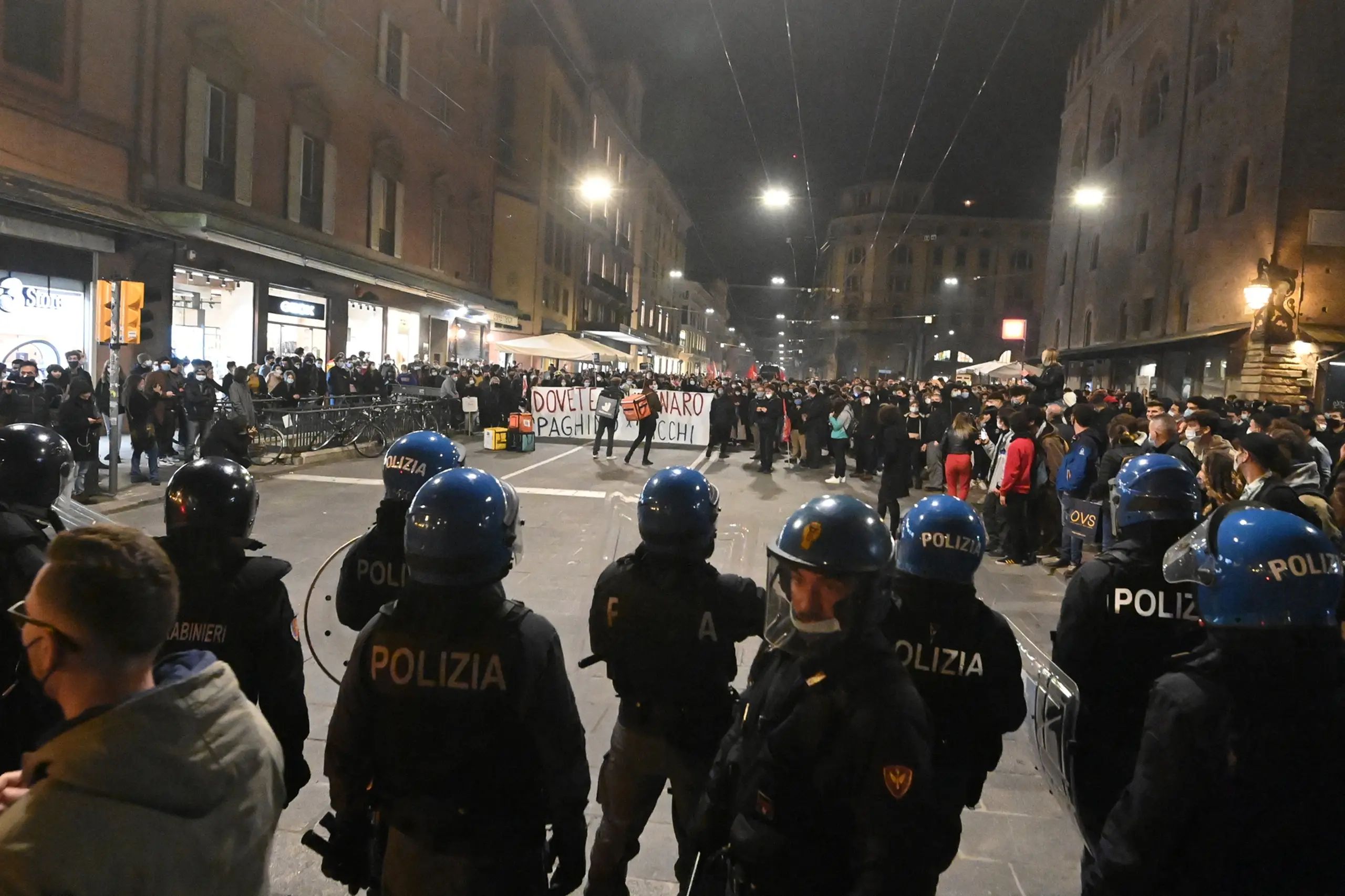 Scontri a Bologna, tensione al corteo contro Dpcm. Vetrine imbrattate in Galleria Cavour