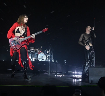 Maneskin, il concerto a Bologna: i fans non stanno ‘Zitti e buoni, e la band infiamma l’Unipol Arena