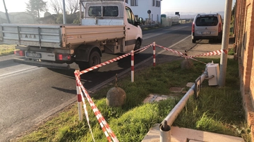 Fleximan scatenato, altro autovelox abbattuto tra Faenza e Imola. Applausi tra i passanti