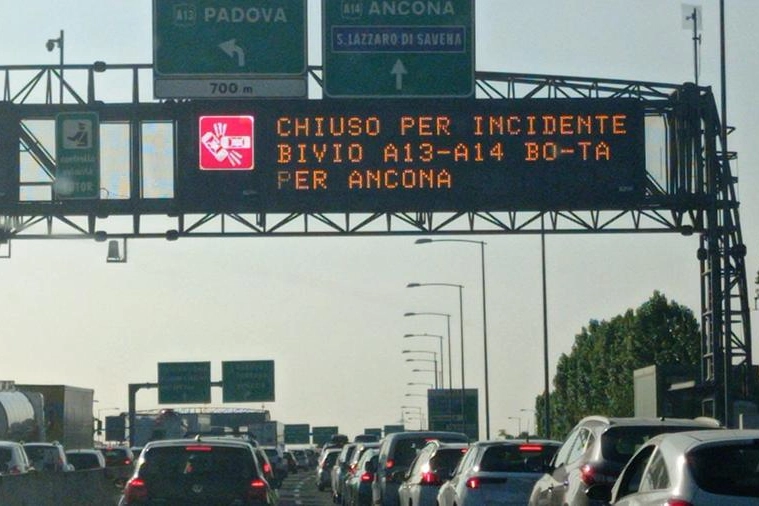 Incidente in A14 a Bologna, bloccata anche la tangenziale