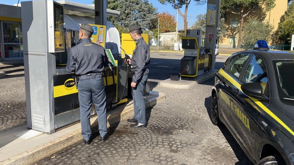 Furbetti della benzina, prezzi truccati: multe nel Piceno