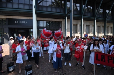 Bologna, crisi La Perla: tamburi e slogan al presidio dei lavoratori