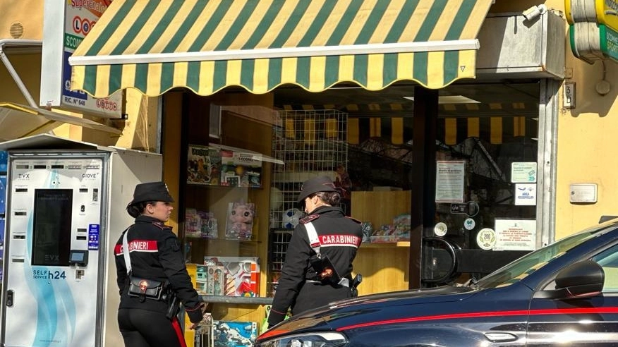 I carabinieri davanti alla tabaccheria