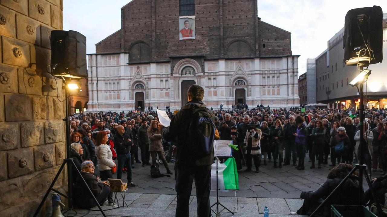 Una delle ultime proteste in Piazza Maggiore prima del divieto del Prefetto